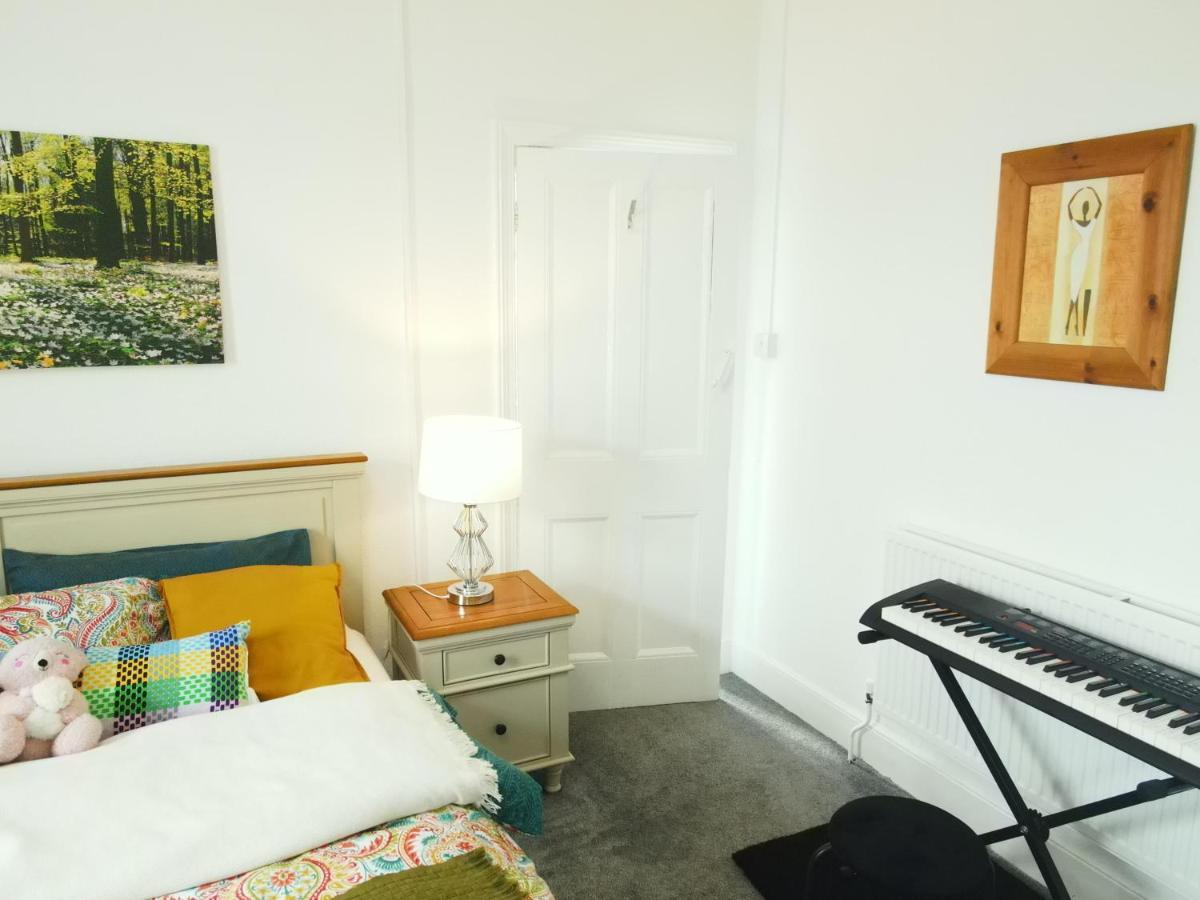 Stylish 2 Bed 5 Sleep Free Wifi & P Apartment Newport (Gwent)