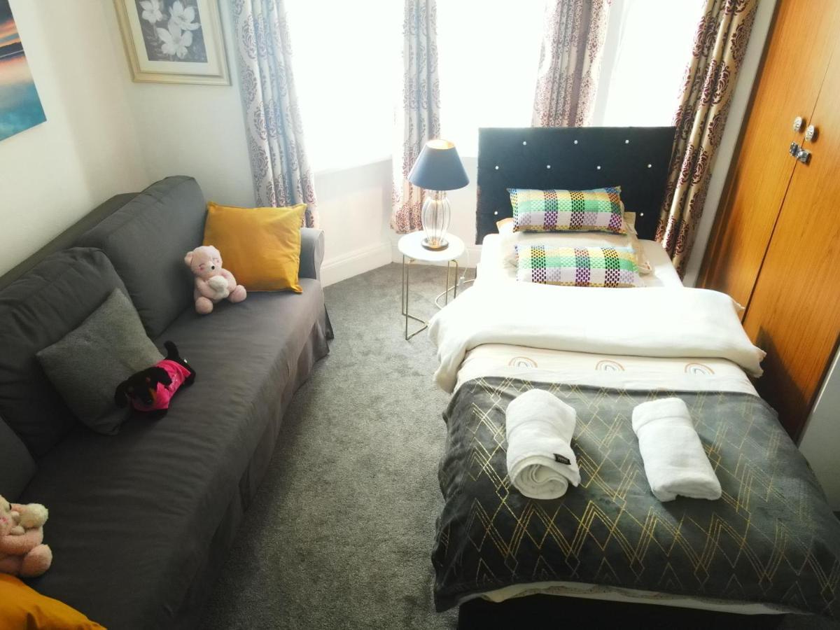 Stylish 2 Bed 5 Sleep Free Wifi & P Apartment