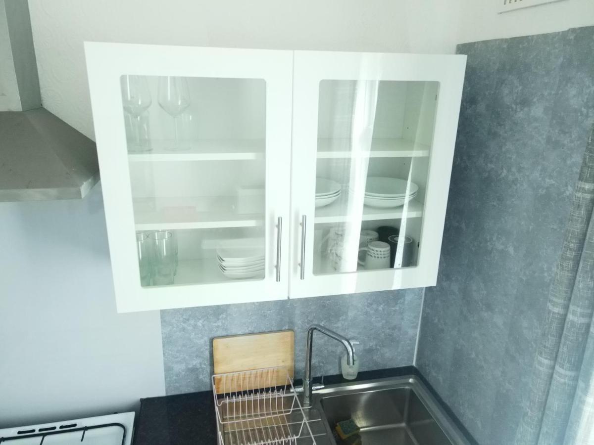 Stylish 2 Bed 5 Sleep Free Wifi & P Apartment Newport (Gwent)